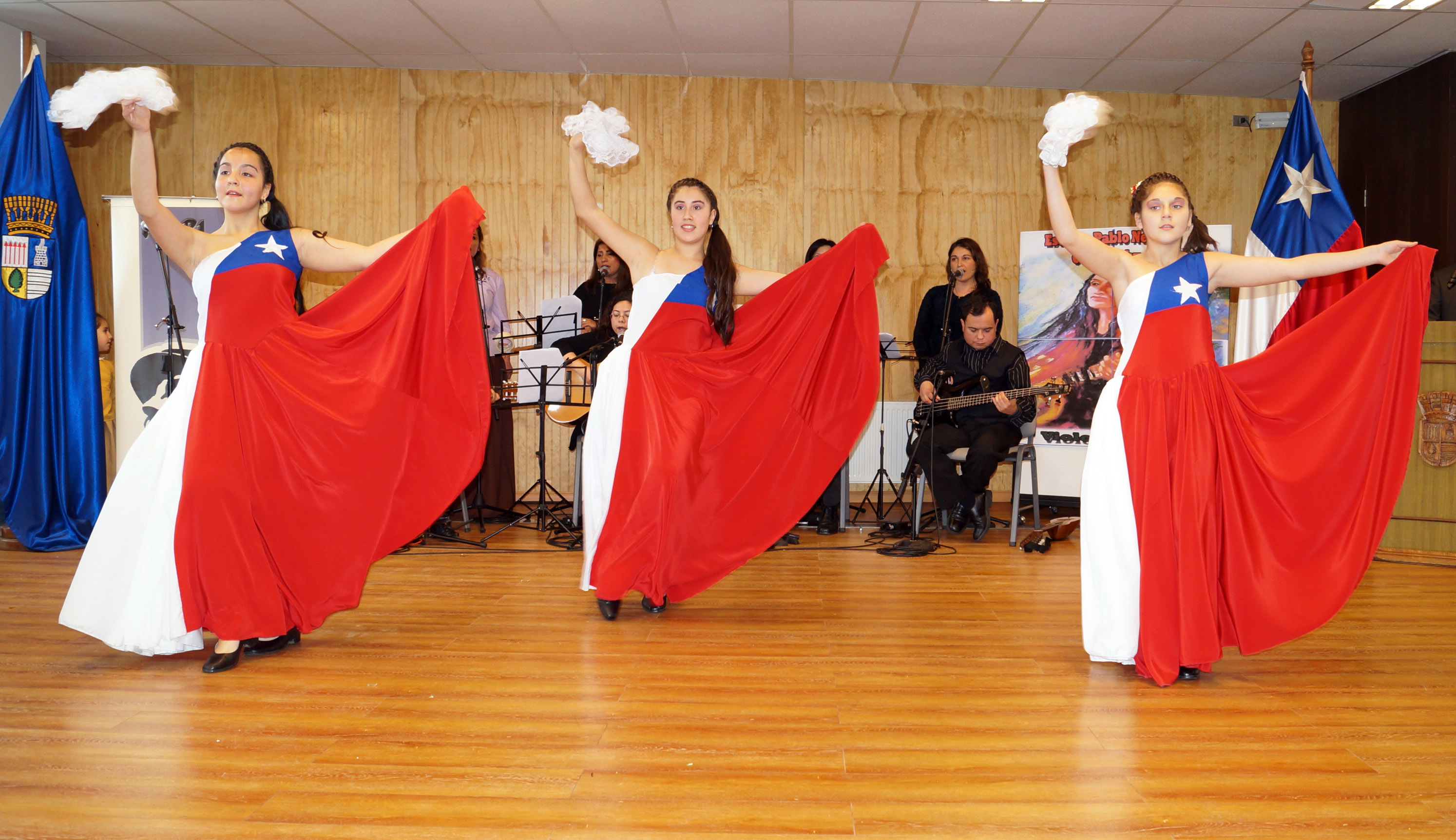 Con bailes y cantos dan bienvenida al mes de la patria.