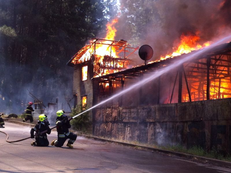 Incendio consume vivienda y taller de vulcanización en Curanilahue.