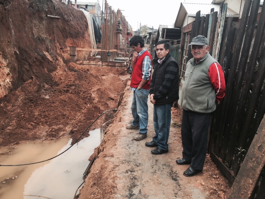 Falta de Agua tras pavimentación y construcción del muro preocupa a vecinos de Calle Montt en Curanilahue.