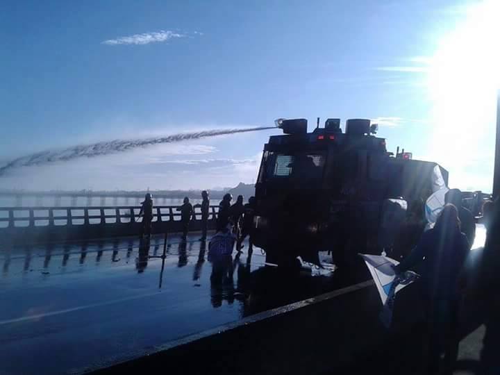 Profesores bloquearon el puente Llacolén y Carabineros detuvo a seis manifestantes.