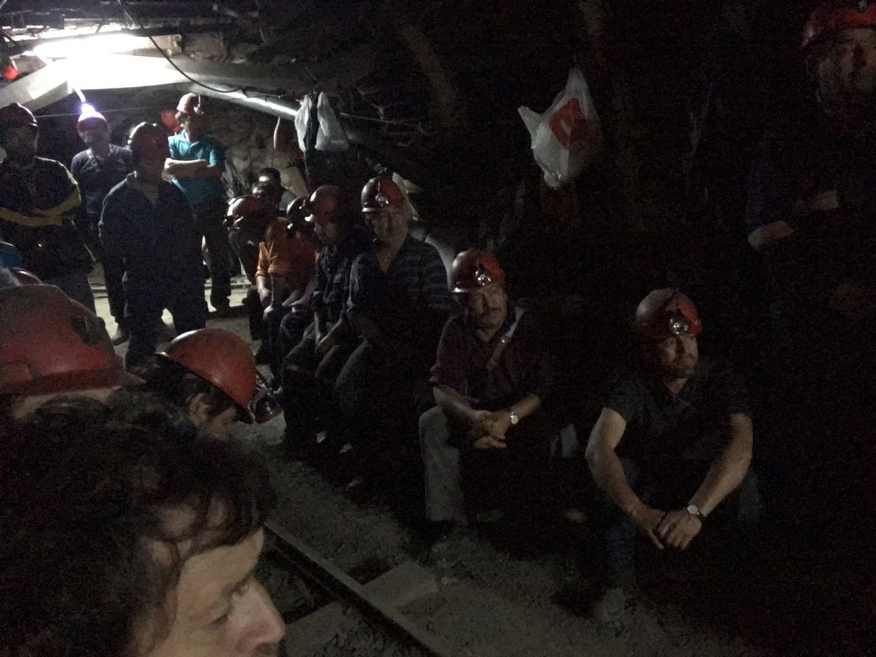 “Mineros de Curanilahue no quieren pasar Navidad bajo la mina, esperan solución ahora”.
