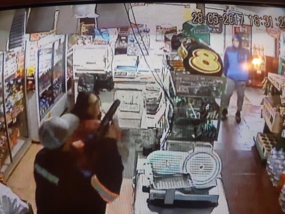 Delincuentes asaltaron un minimarket en Curanilahue: golpearon con un arma a una trabajadora.