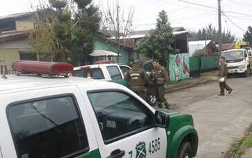 Encapuchados asaltan y golpean a almacenera.