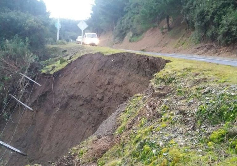 Socavón interrumpió el tránsito en ruta a Tubul en la comuna de Arauco