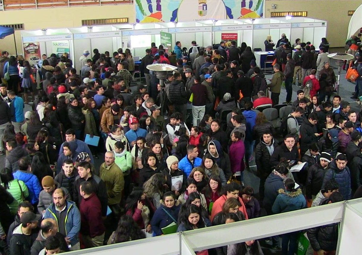 Feria laboral convocó a cientos de vecinos en Curanilahue
