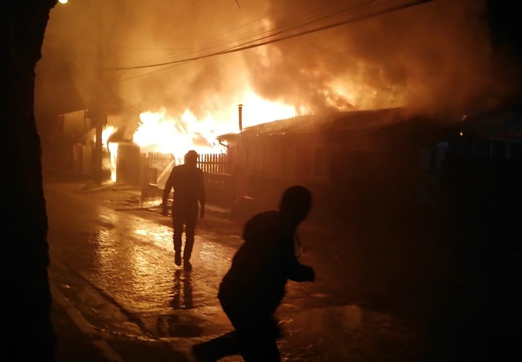 Un gigantesco incendio afecto a dos viviendas en Curanilahue.