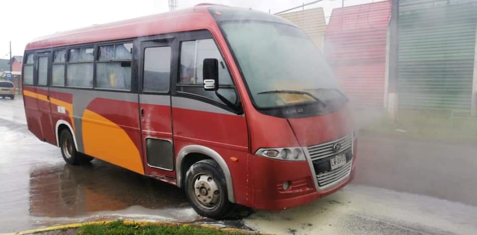 Taxibus se incendia en acceso a Curanilahue