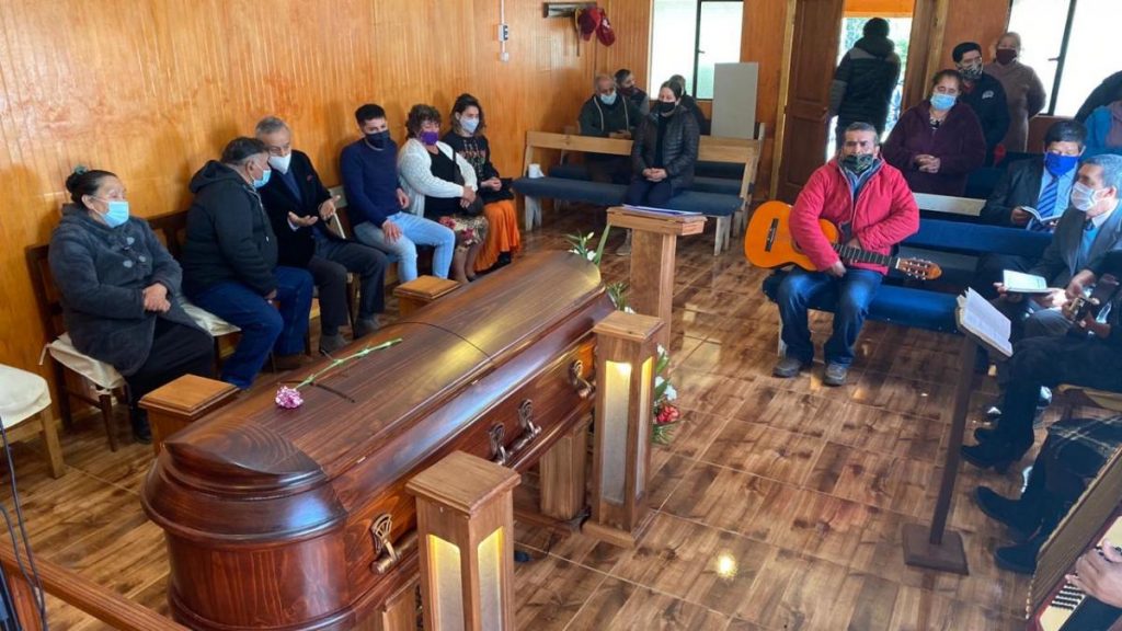 Con masiva asistencia se realiza funeral de trabajador muerto en ataque incendiario en Collipulli