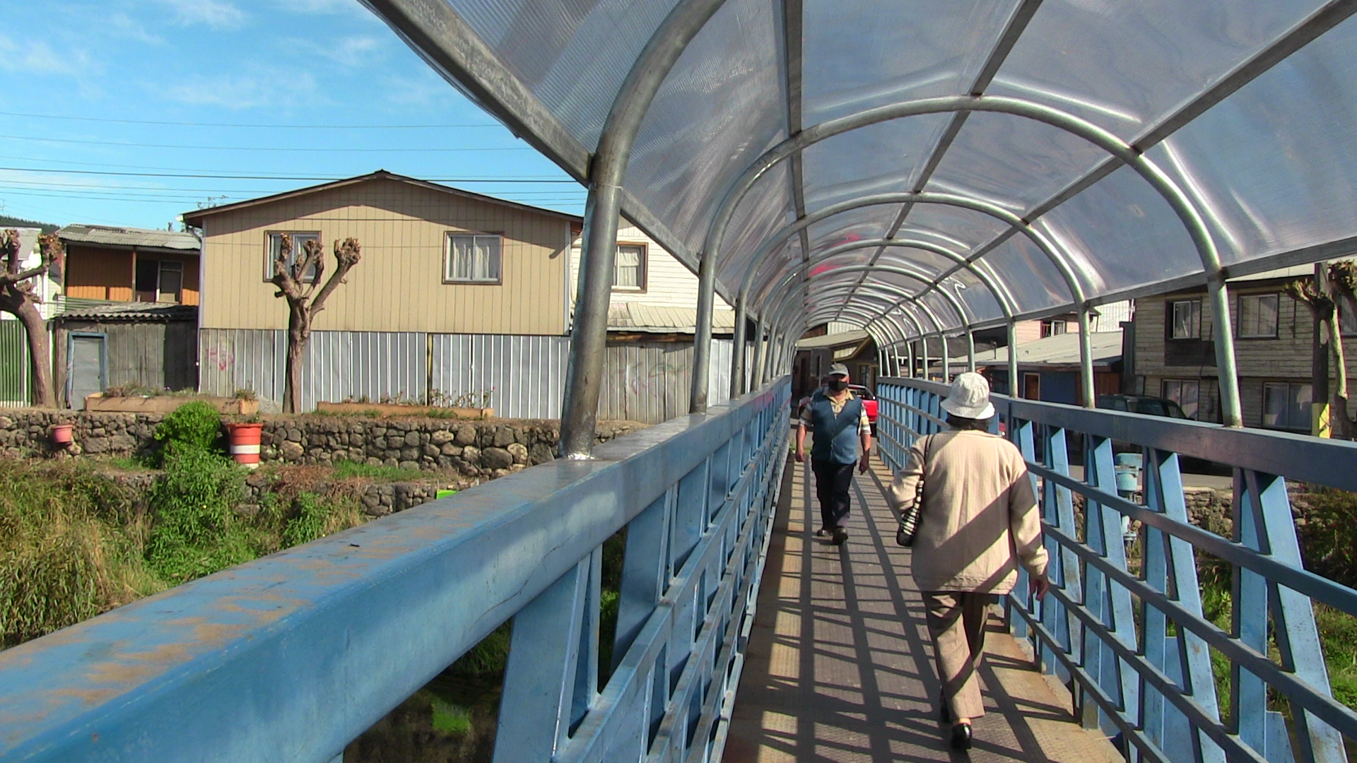En Curanilahue: Mejoran Pasarela de Puente Galvarino.