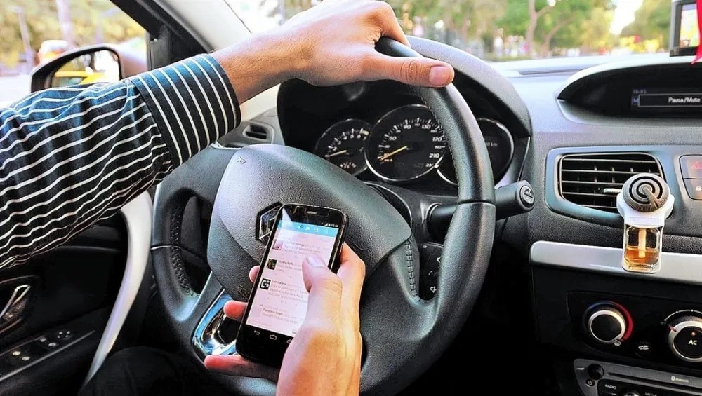 Hasta $160 mil deberán pagar las personas que sean sorprendidas conduciendo y manipulando su teléfono