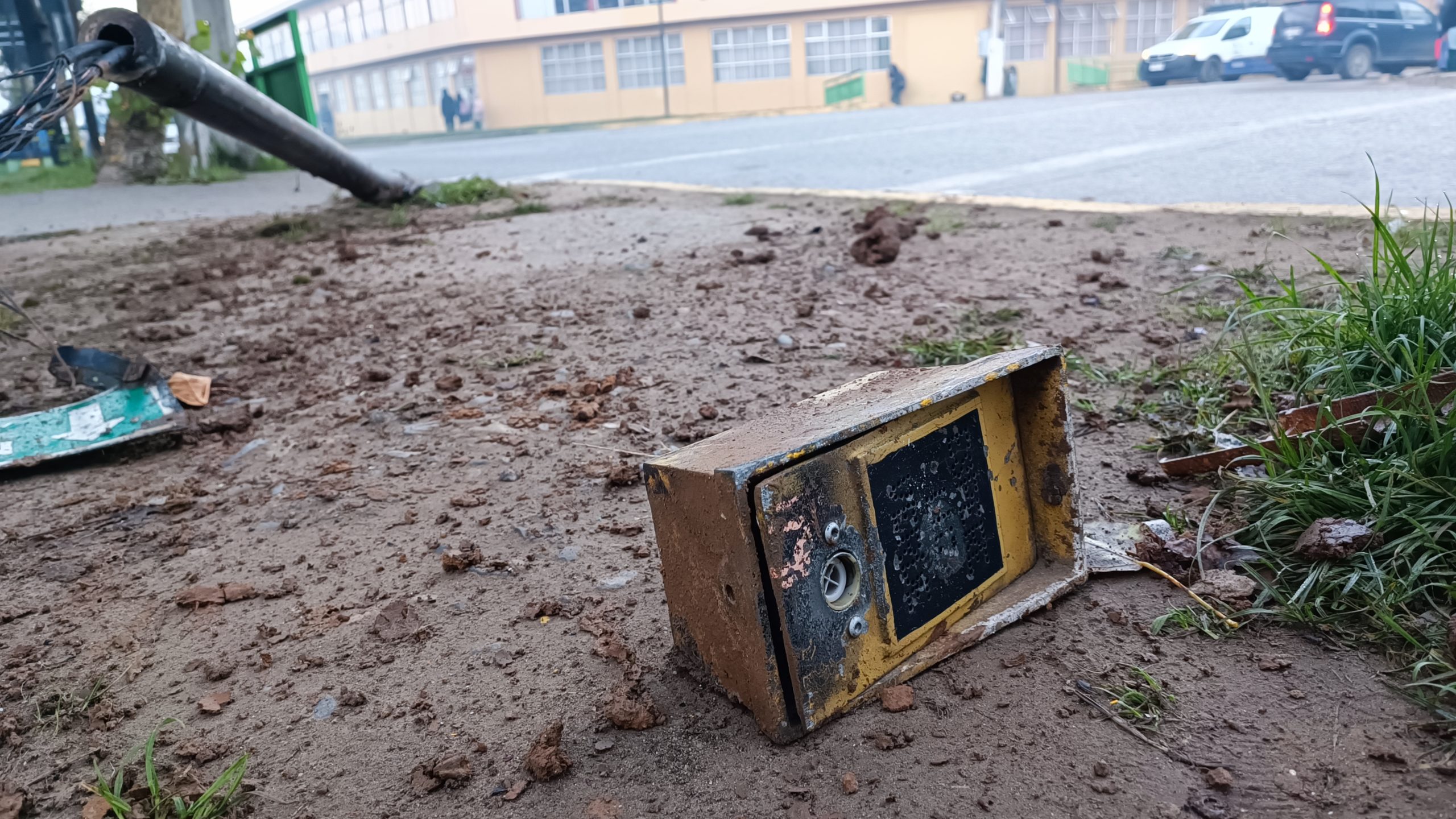 Conductor de camioneta chocó semáforo en Curanilahue