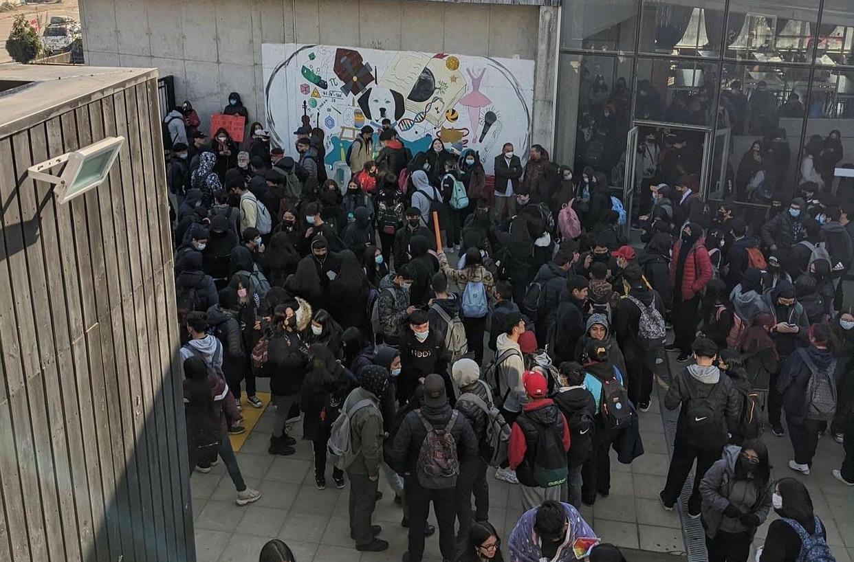 ALUMNOS DEL LICEO MARIANO LATORRE REALIZARON MARCHA PARA EXIGIR CLIMATIZADORES EN EL ESTABLECIMIENTO