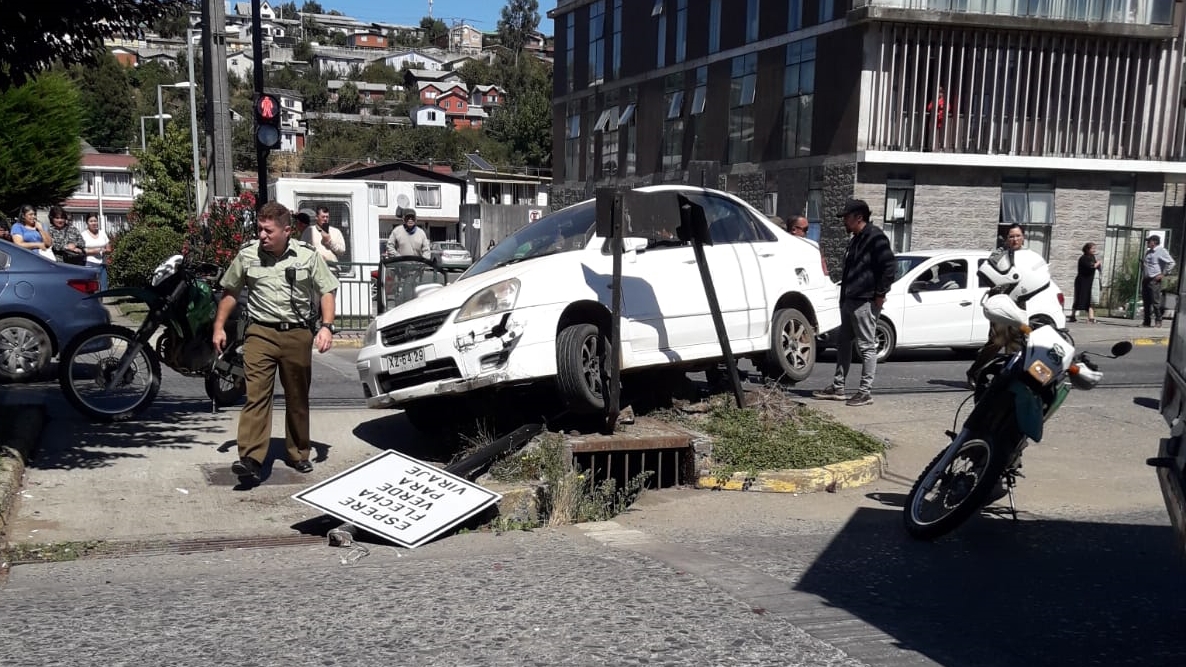 Tres antisociales fueron detenidos luego de accidente en pleno centro de Curanilahue