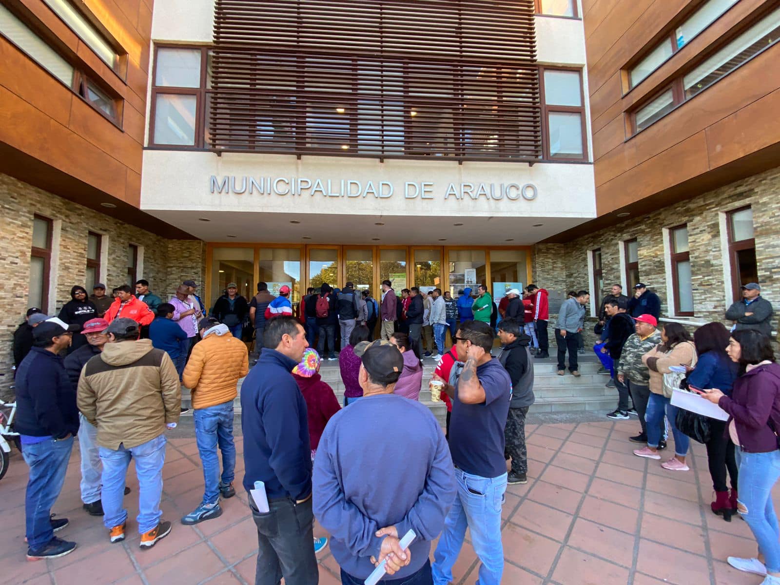 Arauco: Pescadores se toman frontis de la municipalidad por no pago de bonos