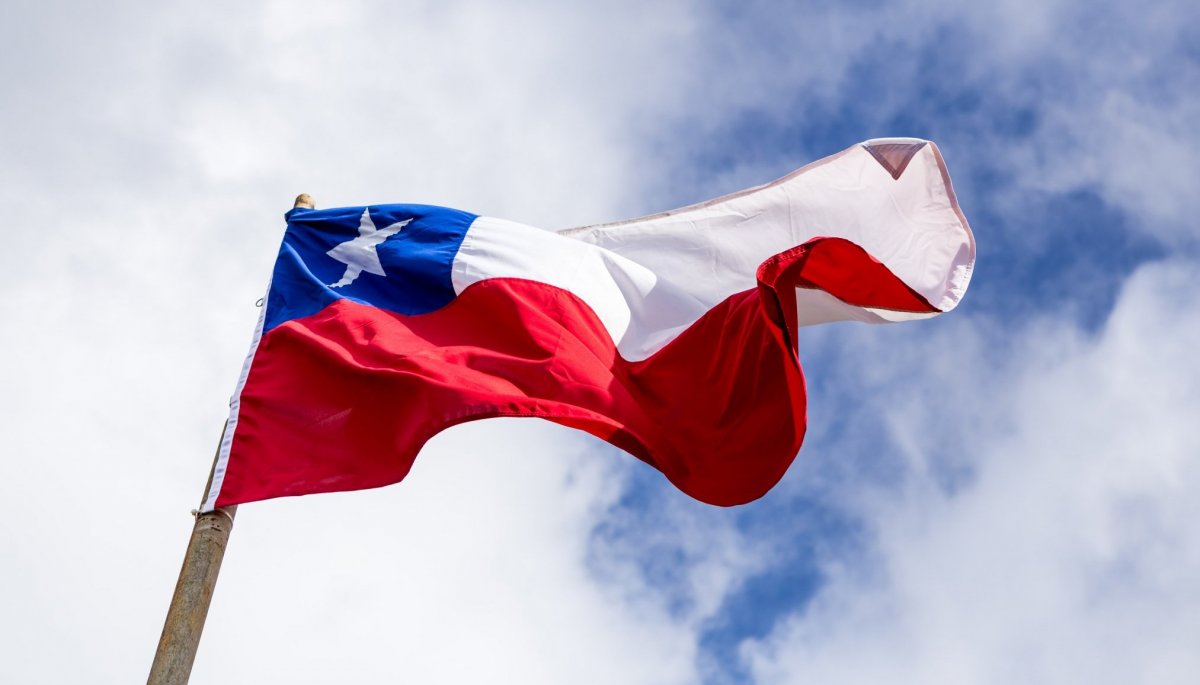 ¿Qué día es obligatorio colocar la bandera?¿Cuales son las multas?