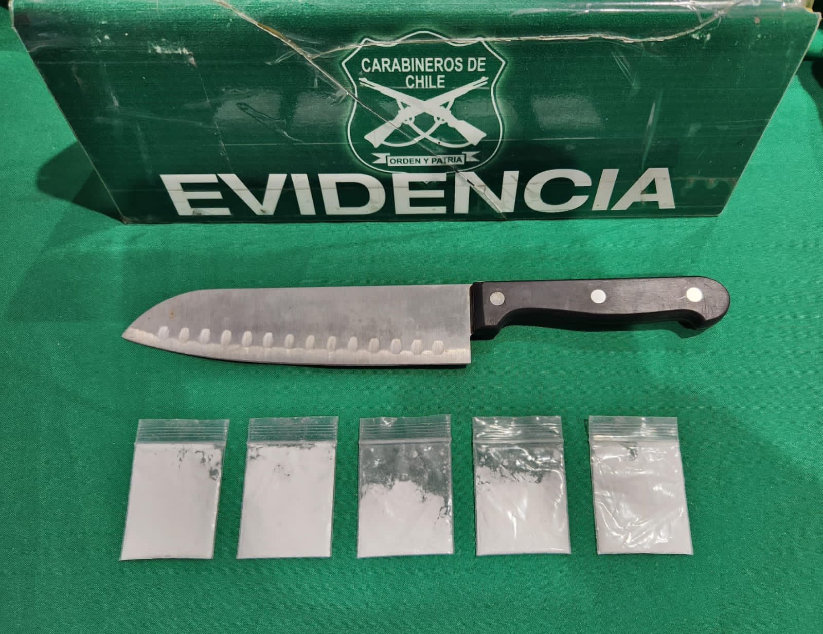 CURANILAHUE: Hombre fue detenido en la vía pública con arma blanca y drogas