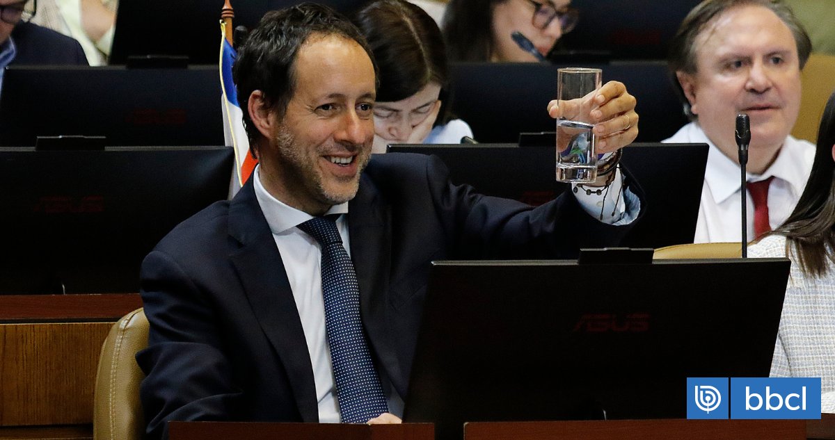 Expareja de diputado Urruticoechea revela que usó tarjeta del Congreso para echar bencina