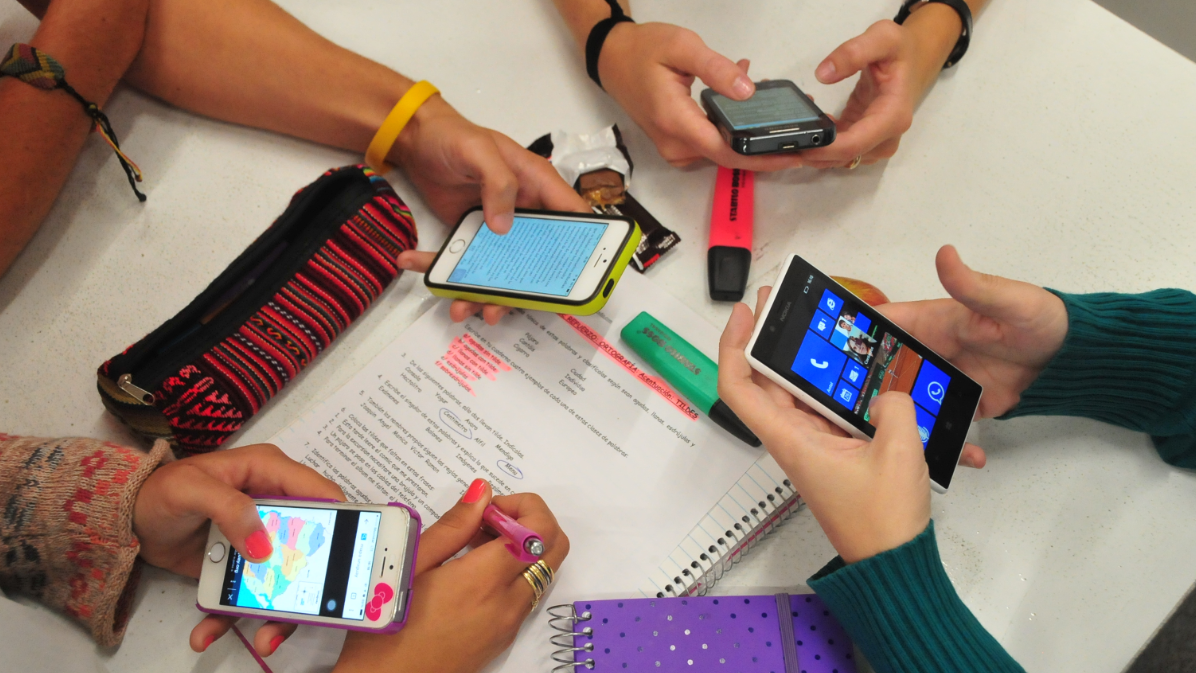 Comisión de educación aprueba prohibición absoluta de teléfonos en salas de clases