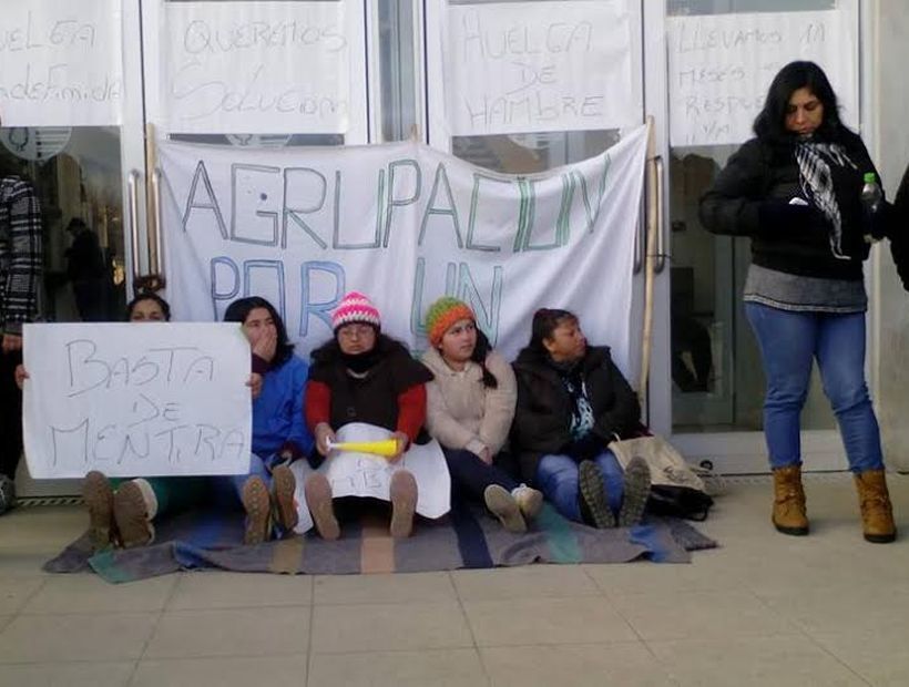 Mujeres desempleadas iniciaron una huelga de hambre frente a la Municipalidad de Curanilahue.