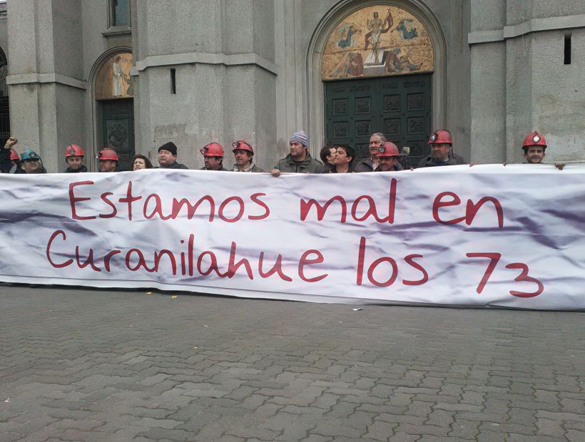 Los mineros de Curanilahue protestaron frente a la Catedral de Concepción