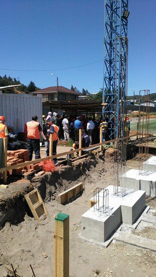 Trabajadores que arreglan estadio se fueron de paro.