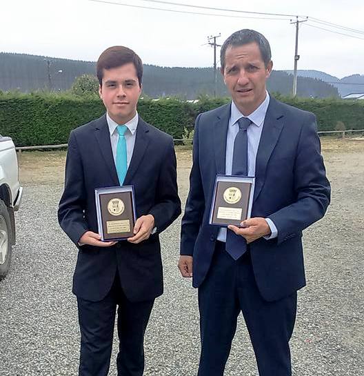 Joven talento del tenis de mesa Sebastian Diaz, recibe premio al mejor deportista 2016.