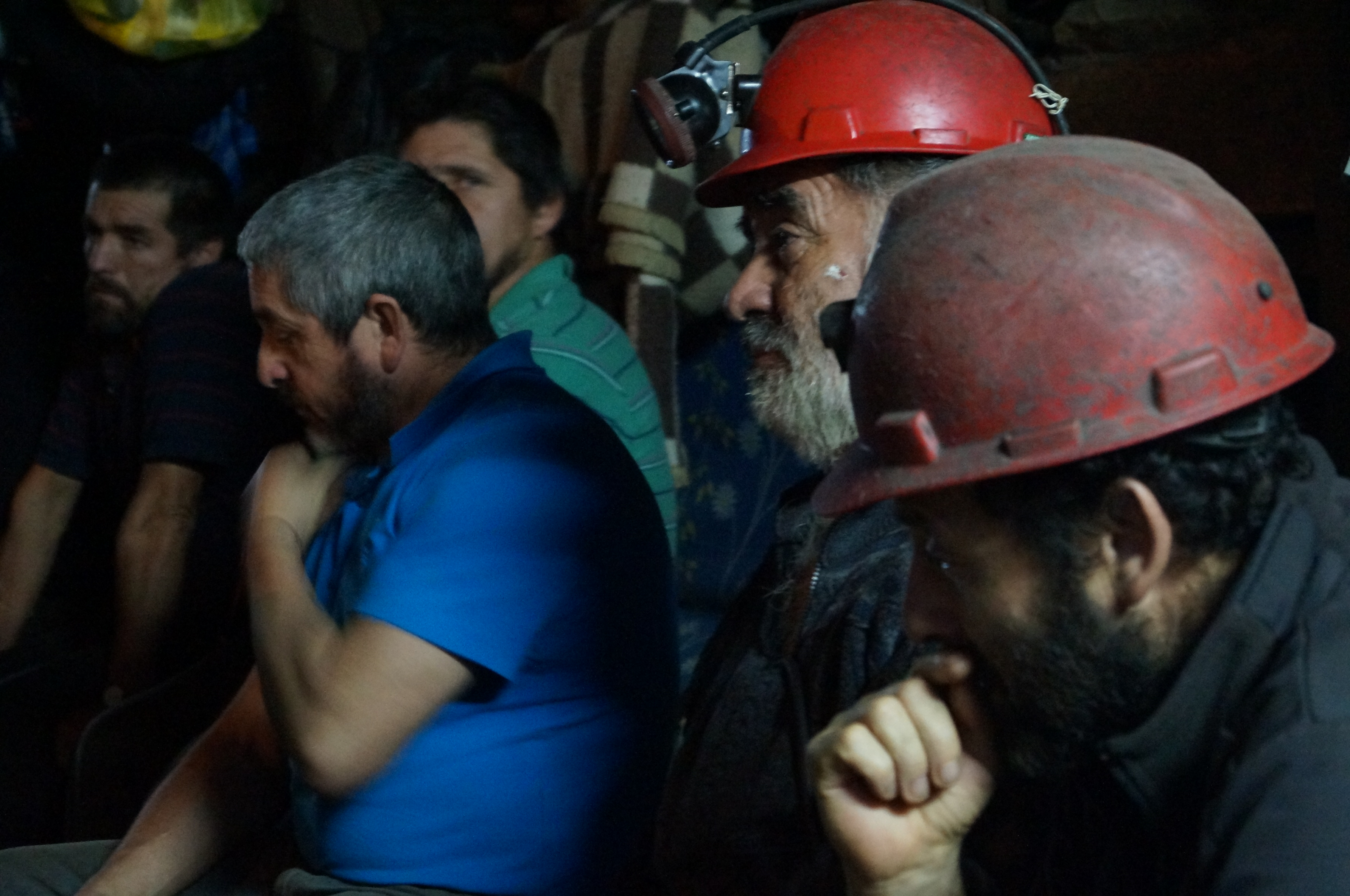 Mineros de Curanilahue cumplen 37 días bajo tierra sin una solución.