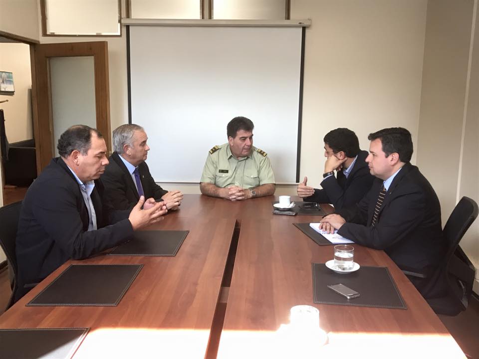Alcaldes se reunieron con altos mandos de Carabineros para conocer los avances de sus proyectos comunales con la institución.
