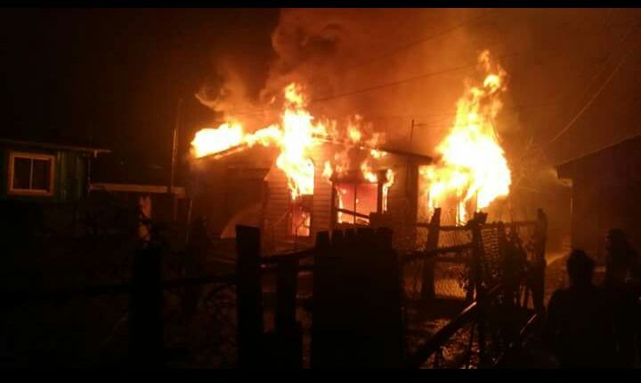 Incendio destruyó casa de abuelos: nieto detenido.