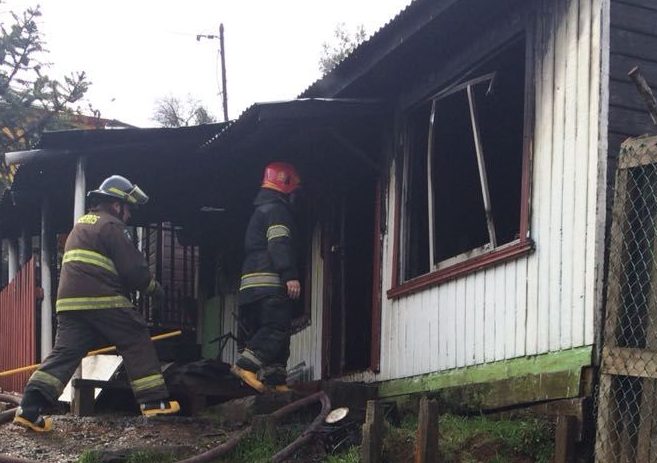 Incendio arrasó con una casa ubicada en callejon Bulnes de Curanilahue