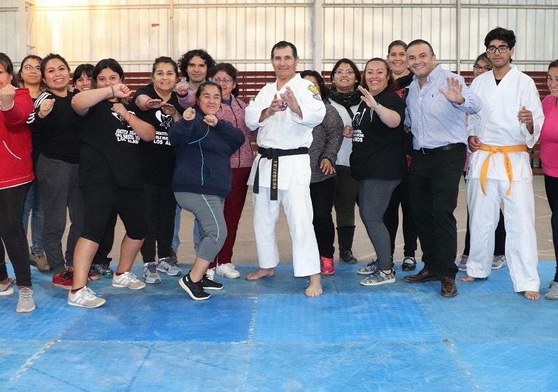 ALAMEÑAS PARTICIPAN EN INÉDITO TALLER DE DEFENSA PERSONAL