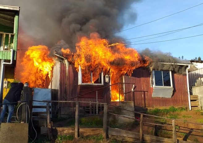 Incendio destruyo vivienda en sector Ricardo Lagos.