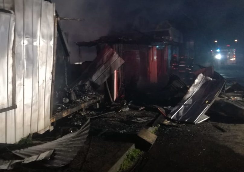 Gigantesco incendio destruyo seis locales comerciales y una casa habitación en Tirúa