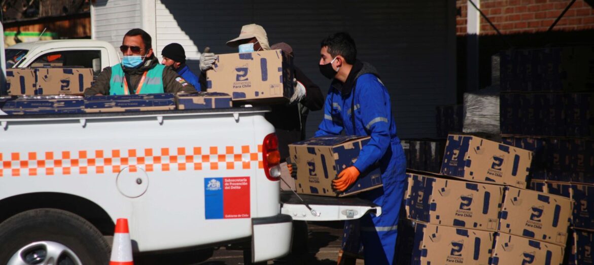 Roban camioneta con cajas de alimentos para familias vulnerables