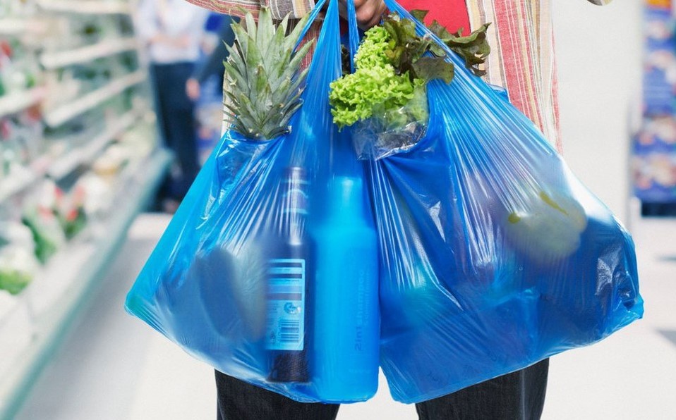 "Chao bolsas plásticas": Desde hoy, ningún comercio en Chile puede entregarlas.