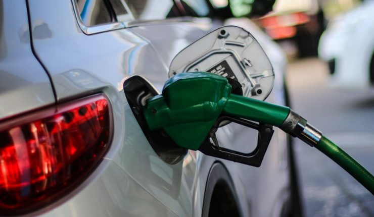 El costo de la bencina podría disminuir en un 20%