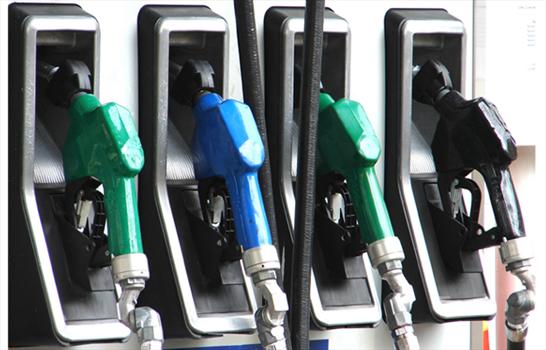 Ministro Marcel asegura que precios de las bencinas continuarán bajando hasta febrero
