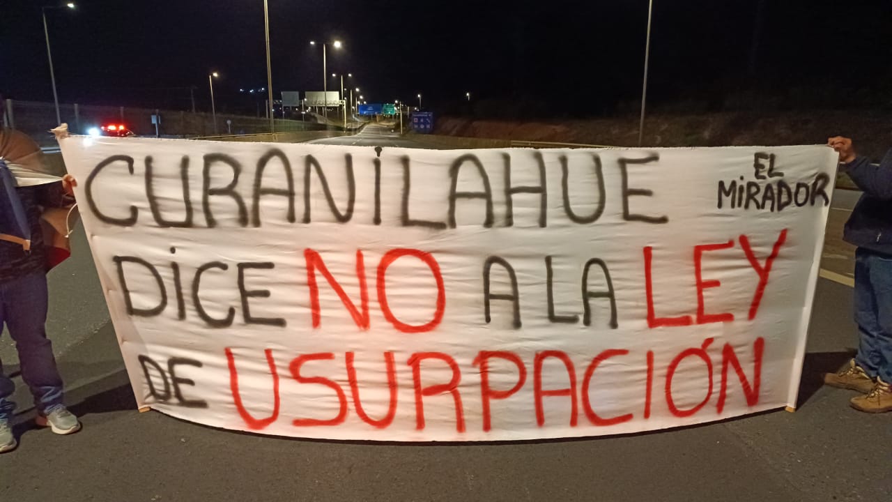 Curanilahue: Manifestantes bloquean con barricadas la Ruta 160 en rechazo a la Ley de Usurpaciones