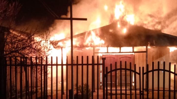 CURANILAHUE: Incendio consumio por completo capilla San Alberto Hurtado y sede vecinal de San José de Colico