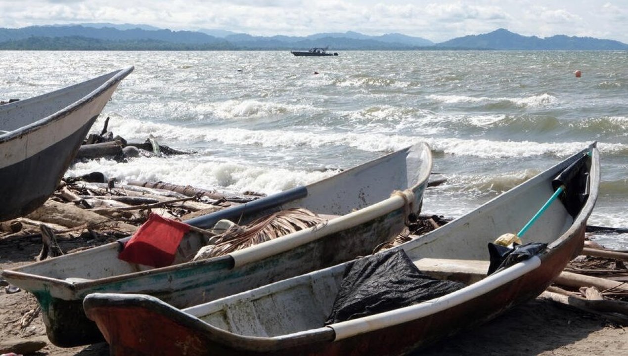 Embarcación artesanal perdida cerca de isla Santa María: Iba con dos personas a bordo