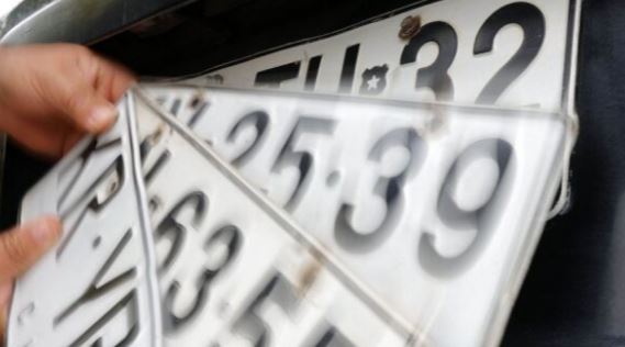 Así serán las nuevas placas patentes de autos y motos en Chile: se viene el fin del formato actual