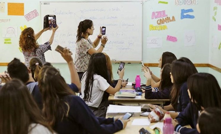 Cámara aprueba ley que prohibe el uso de celulares en escuelas y liceos
