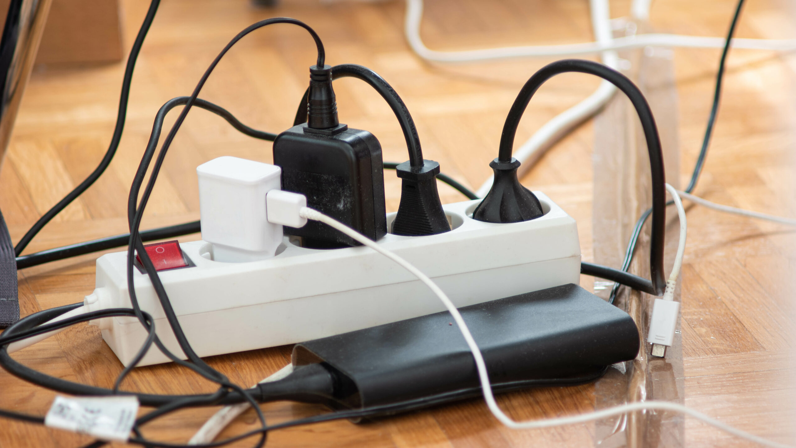 Expertos advierten sobre los riesgos de sobrecargar alargadores y el impacto del «consumo fantasma» en la cuenta de luz